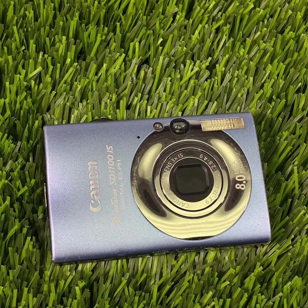 Canon PowerShot SD1100 IS Digital ELPH 8.0MP Camera Bundle